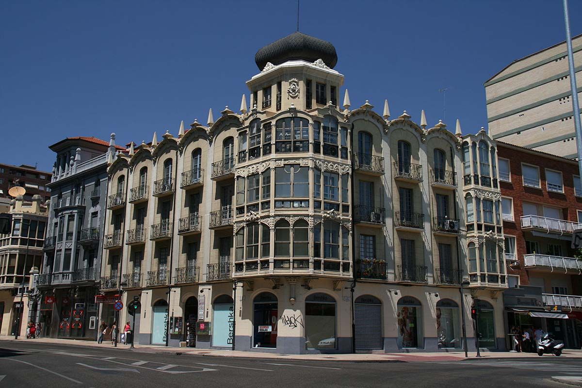 1280px-Viviendas_B._Pinilla_(Zamora)