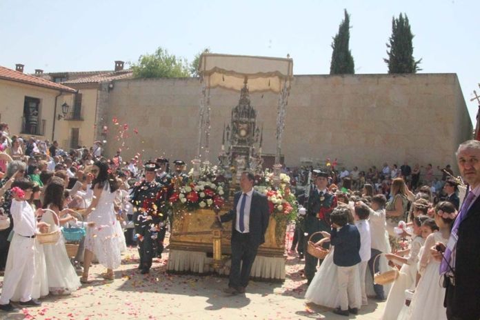 El Corpus Christi llena de fervor y recogimiento las calles del centro ...