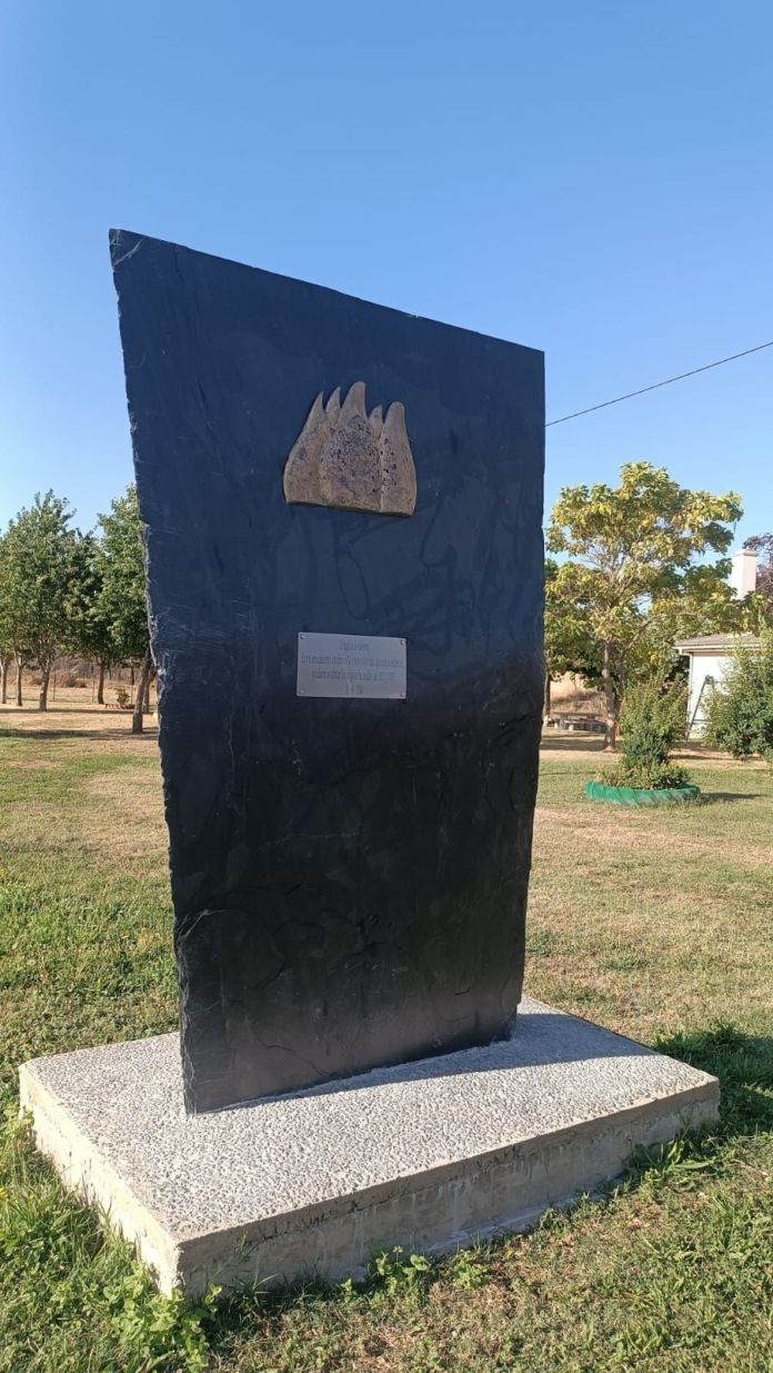 Monumento en reconocimiento de los voluntarios contra el fuego instalado en Abejera. Fotografía Emilio Gallego