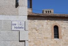 El Ayuntamiento impulsa la identidad histórica de Olivares con la instalación de nuevas placas cerámicas en el callejero del barrio