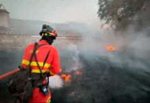 El operativo centra todos sus esfuerzos en evitar que el incendio alcance Mámoles a través de los cañones del Duero