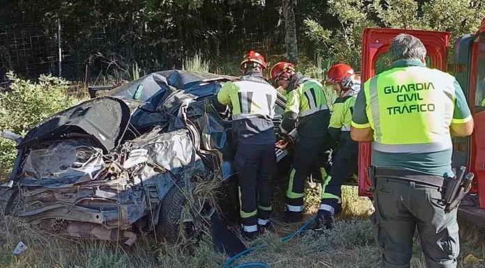 Cuatro heridos en un accidente entre una furgoneta y un turismo en la A-52