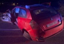 Los bomberos rescatan a un conductor atrapado tras sufrir un accidente en Villar del Buey