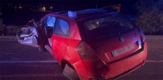 Los bomberos rescatan a un conductor atrapado tras sufrir un accidente en Villar del Buey