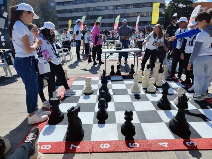 La Plaza de la Marina se convierte en un tablero gigante con el torneo ...