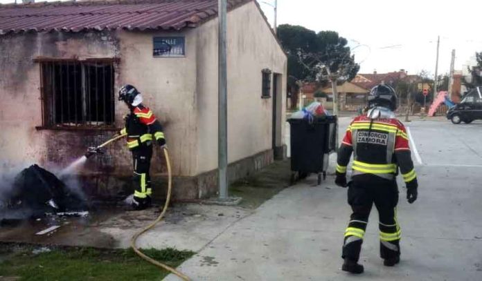 Los bomberos sofocan el incendio de un contenedor en el casco urbano de ...