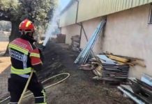 Los bomberos del Consorcio Provincial mantienen una intensa lucha para proteger los pueblos de Sayago del incendio de Fermoselle