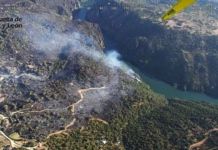 La reactivación del incendio de Fermoselle obliga a movilizar un amplio dispositivo aéreo en Los Arribes