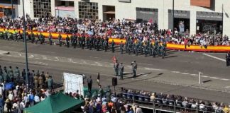 La Guardia Civil desfila junto a la muralla de Zamora en la celebración de la festividad del Pilar