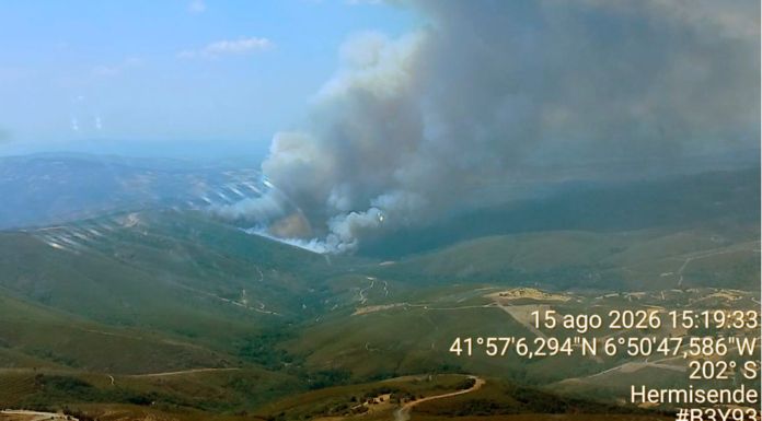 Evolución favorable en el incendio de Hermisende tras un intenso trabajo nocturno que permite asegurar el 70% del perímetro