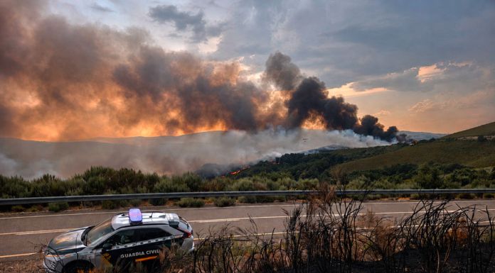 Mejora la situación en el incendio de Hermisende y los vecinos de Castromil y San Ciprián regresan a sus casas