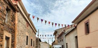Losacino se viste de ganchillo: 300 banderines artesanales llenan de color las calles del pueblo
