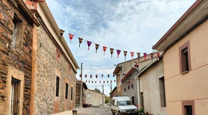 Losacino se viste de ganchillo: 300 banderines artesanales llenan de color las calles del pueblo
