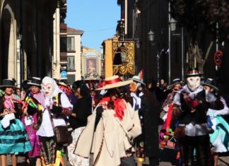 La comunidad peruana celebra en Zamora la procesión del Señor de los Milagros por las calles del casco antiguo