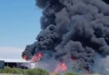 El incendio en la planta de residuos de Roales obliga a cortar un carril de la A-11