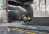 Los bomberos mantienen las labores de enfriamiento en la planta de reciclaje de Roales del Pan calcinada ayer por un voraz incendio