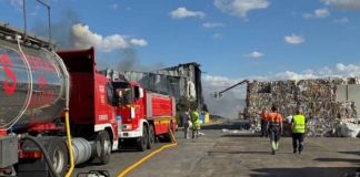 El incendio de la planta de reciclaje de Roales del Pan queda controlado tras horas de intenso trabajo de los servicios de emergencia