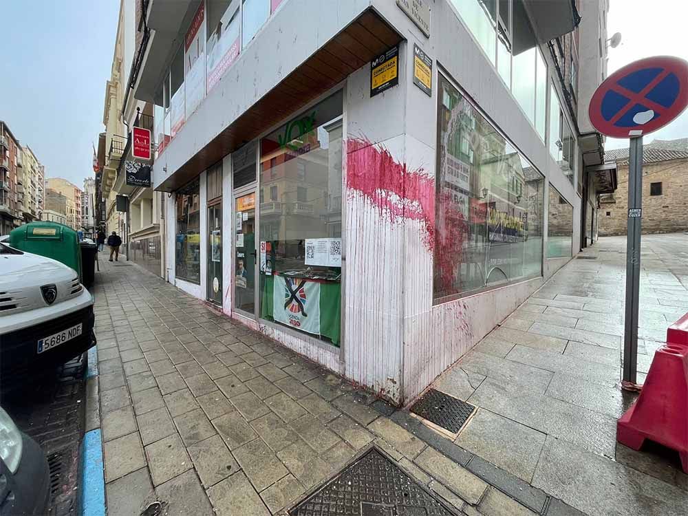 La sede de Vox en Zamora amanece vandalizada con pintura roja y ...