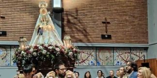 La lluvia obliga a trasladar al interior de Cristo Rey la procesión de la Virgen de la Peña de Francia